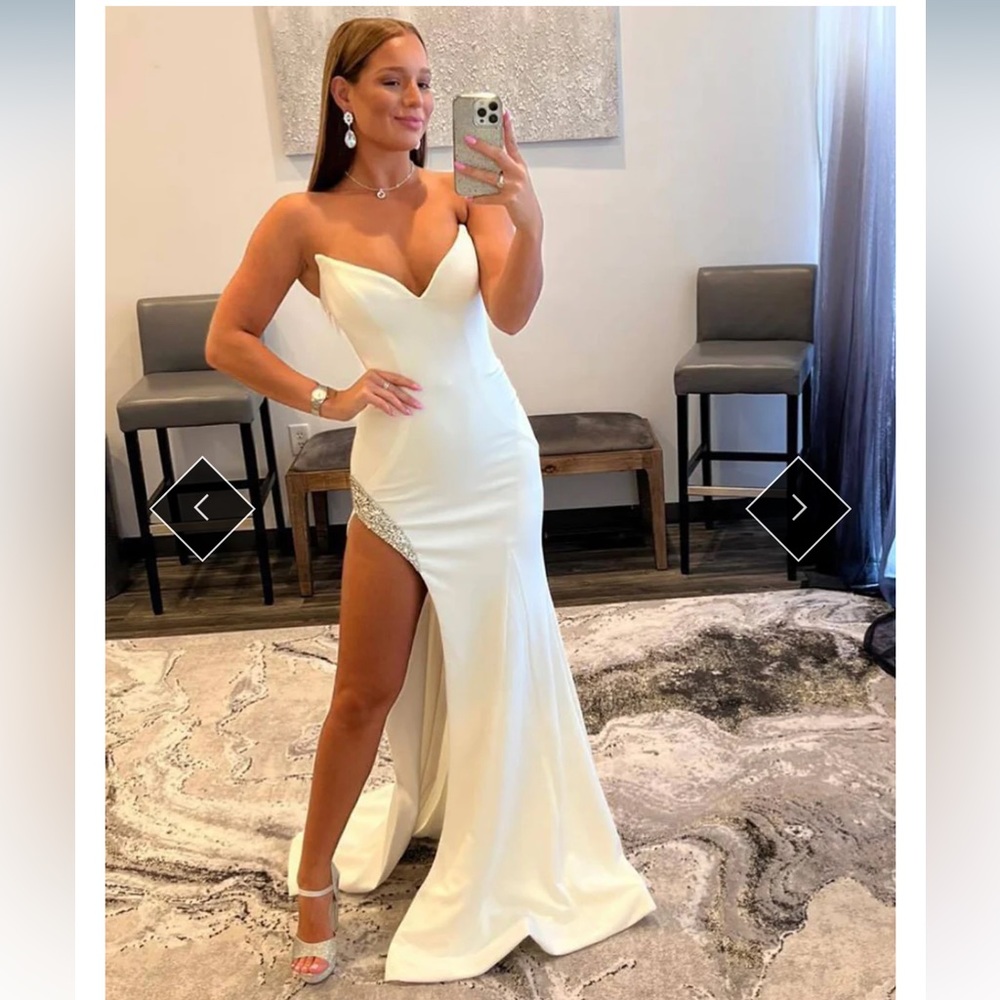NEVER WORN WHITE PROM DRESS